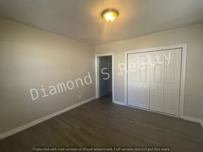Building Photo - Spacious 2 Bedroom Home - Fenced Yard!