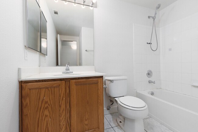 Building Photo - 1st floor unit in gated community with golf course view