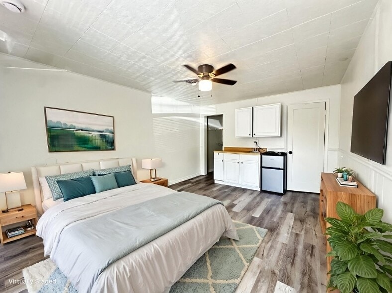 Primary Photo - 150 S Main St