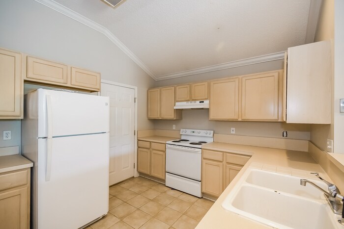 Building Photo - 884 Putters Green Way N