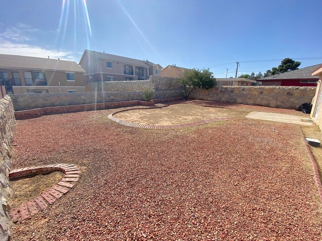 Building Photo - East El Paso 3 bed 2 bath