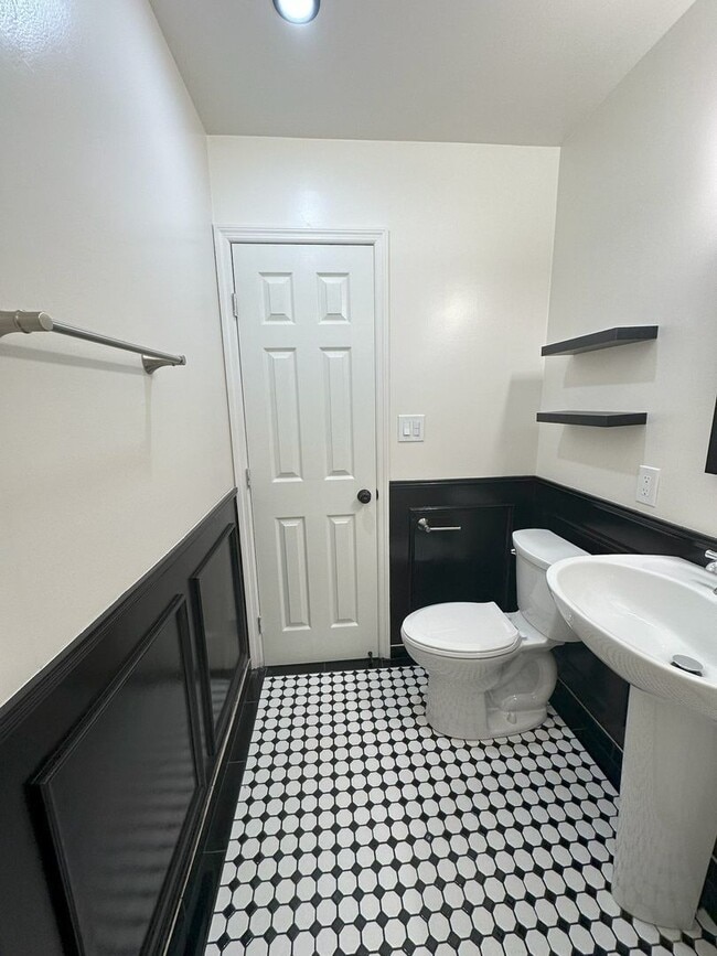 Building Photo - Great PB Location! RENOVATED! Small Pet Friendly!