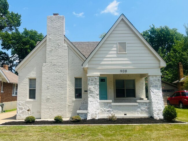 Building Photo - 2 minutes away from Rhodes College! Beautifully Renovated! Pets are owner's approval, fees do apply.