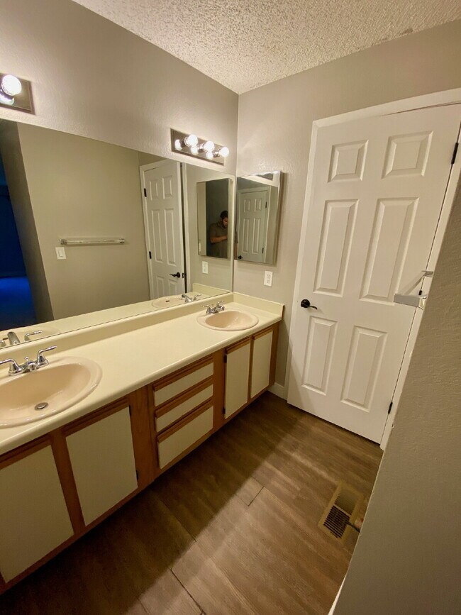 Building Photo - Spacious 3 Bed, 2.5 Bath  2 Story Condo in...