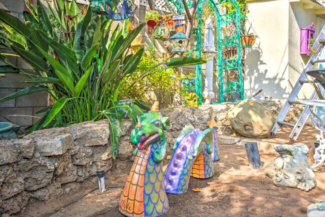 Building Photo - 2434 Cloverfield Blvd