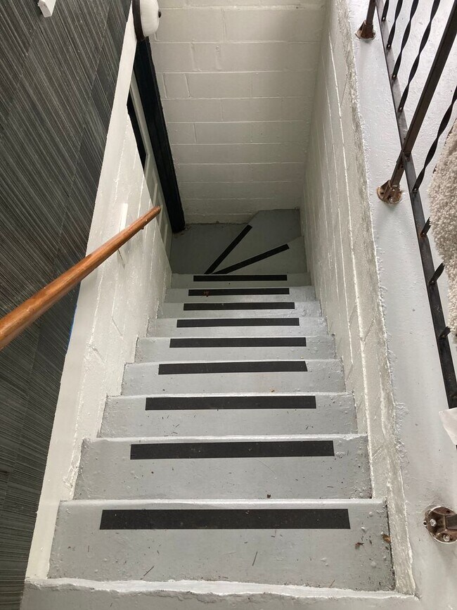 Building Photo - 3 bedroom, 1 bath House: Available August ...