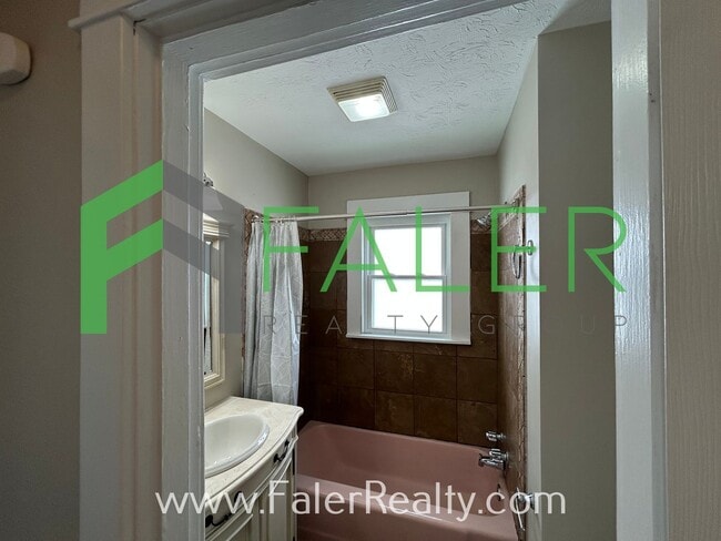 Building Photo - Charming Belmont Home!