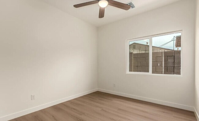 Building Photo - 1835 N 37th Dr