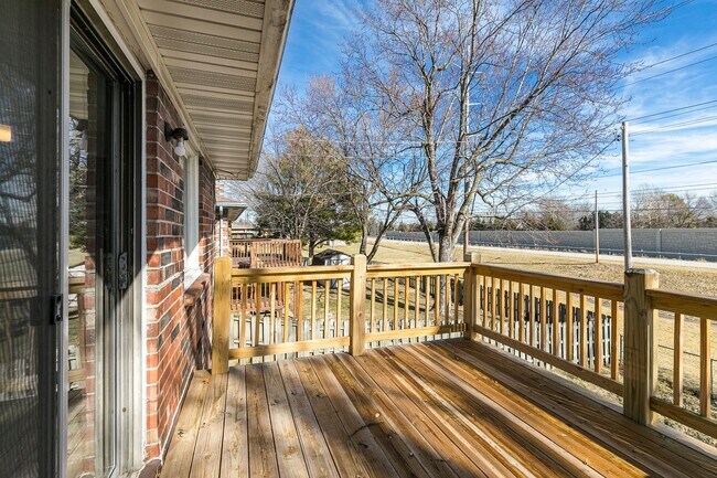 Building Photo - Updated 5 bedroom | 2 bath | 2 car garage | WALK OUT BASEMENT | Fenced backyard | Close to downto...