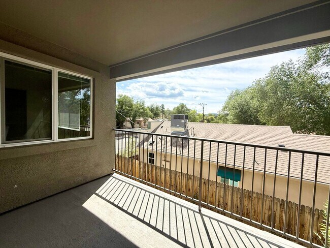 Building Photo - 564 Lincoln Ave