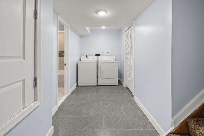 Building Photo - 7637 Seans Terrace