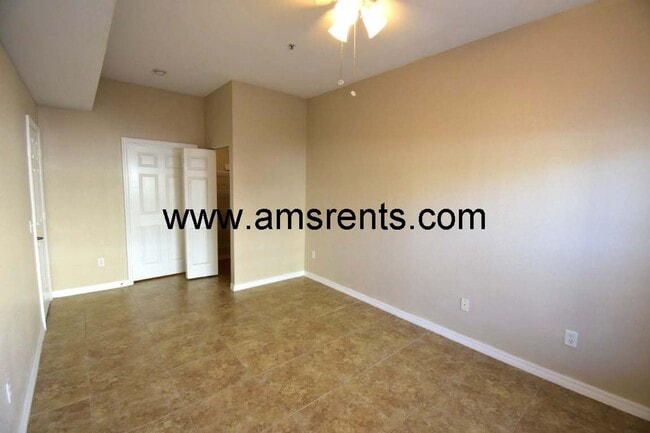 Building Photo - 4 bedroom and 3 bathroom Townhouse