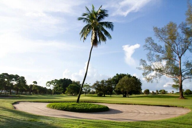 Building Photo - 2801 N Palm Aire Dr