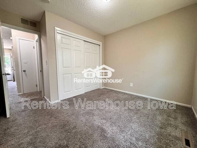 Building Photo - 910 SE 10th St