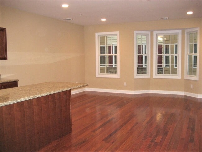 Building Photo - 330 Maple Ave