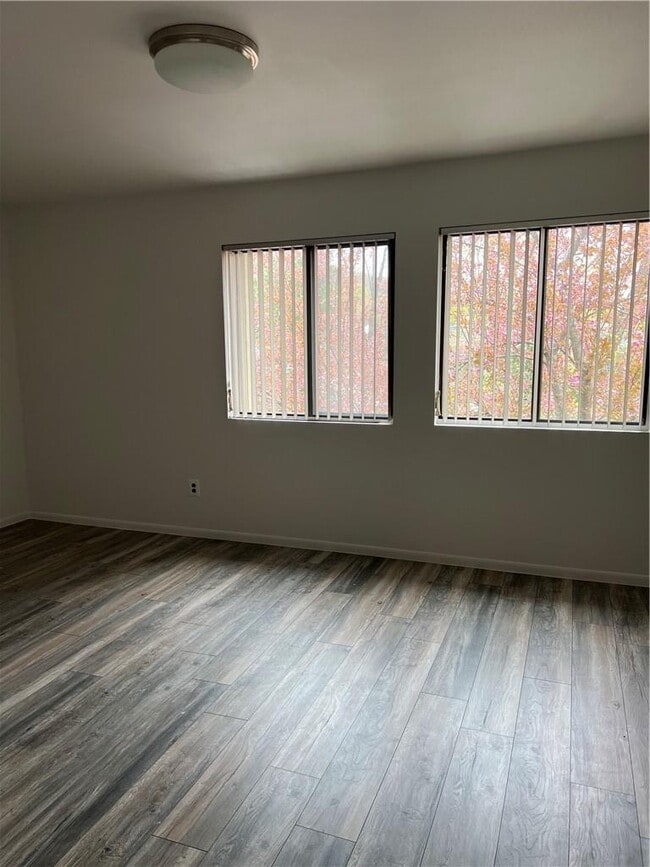 Building Photo - 5 Rockledge Dr