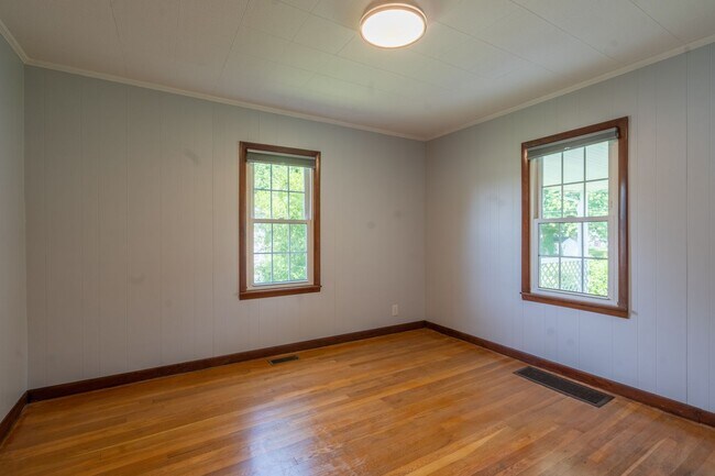Building Photo - 3 bed and 1 bath house with fenced yard  i...