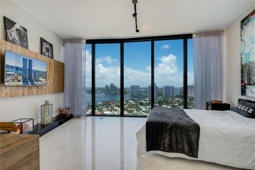 Building Photo - 18555 Collins Ave