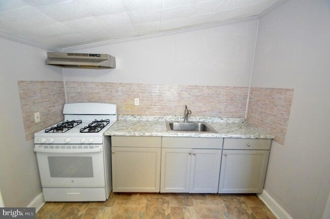 Building Photo - 348 Barclay St