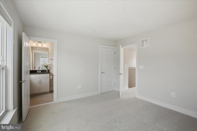 Building Photo - 12768 Sunrise Valley Dr