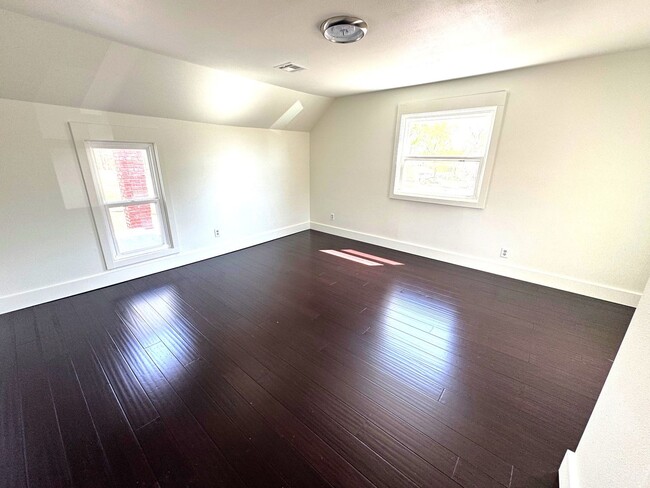 Building Photo - Historic Home for Rent in Downtown Siloam