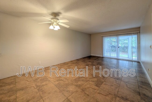 Building Photo - 1000 3rd St