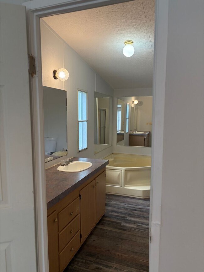 Building Photo - Trailer house; 3 bed 2 bath