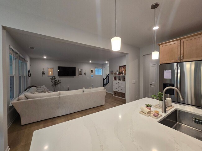 Building Photo - 5 Bedrooms! Stunning 5BR/4BA North Ridge P...
