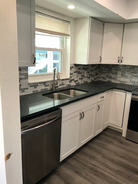 Building Photo - 200 Valley Stream Dr