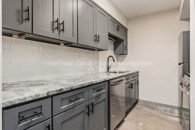 Building Photo - 2085 W Broad St