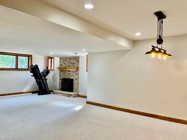 Building Photo - 900 Evergreen Cir