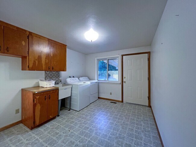 Building Photo - Rental ranch rambler - 3 bed, 2.5 bath, 2 ...