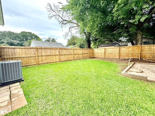 Building Photo - 2BR Home with Sunroom & Extended Driveway