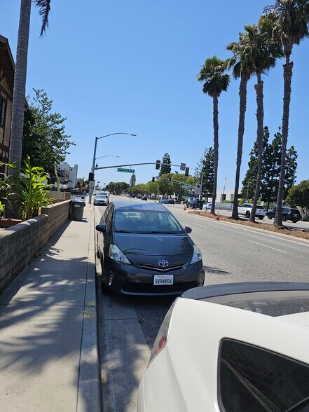 Tree lined Street - 2112 Manhattan Beach Blvd