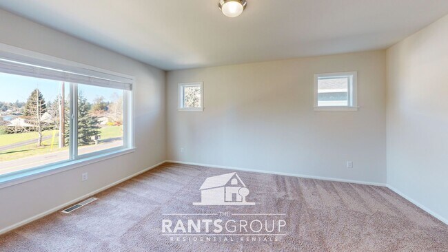 Building Photo - Great Location! Easy JBLM Commute!