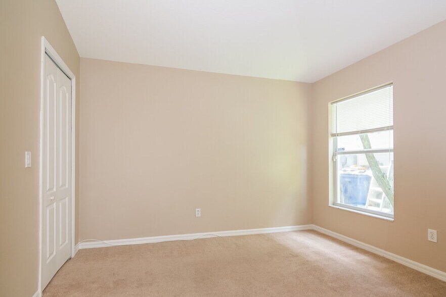 Building Photo - 1120 Lake Shore Ranch Dr