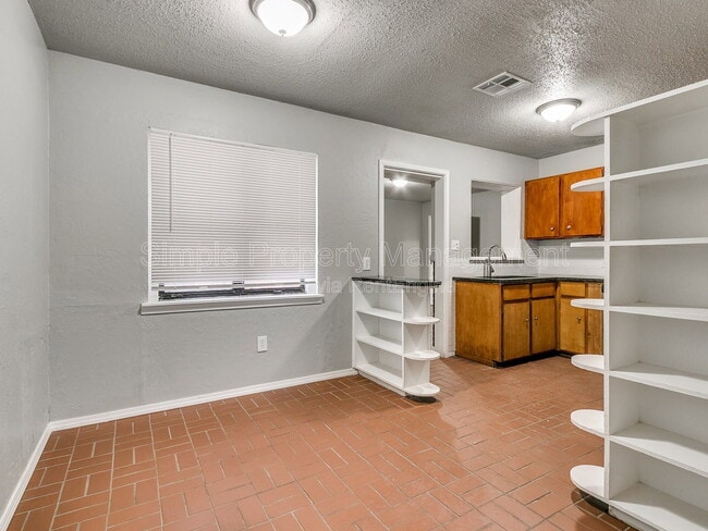 Building Photo - 409 E Hill Dr