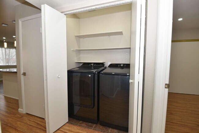Building Photo - Stunning 2-Bedroom Condo 2nd Floor at The Lakes!