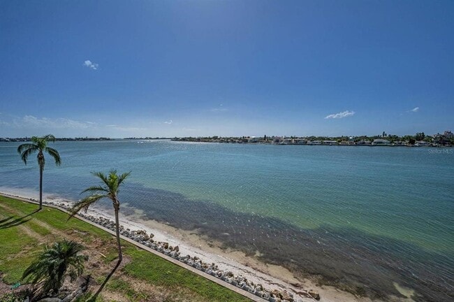 Building Photo - 6085 Bahia Del Mar Cir N