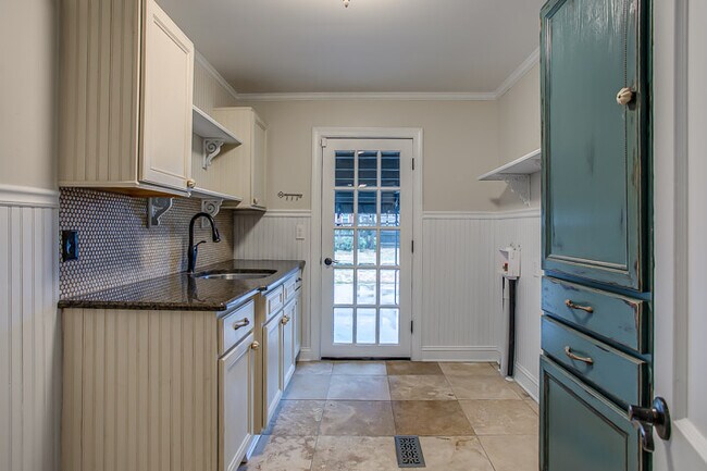 Building Photo - 308 Highland Ave