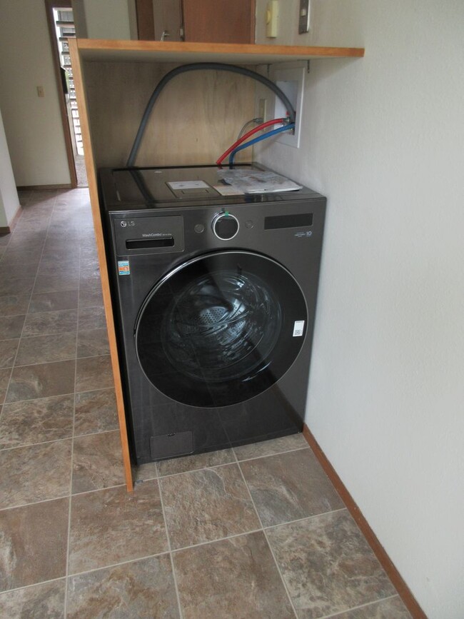 Building Photo - One Bedroom Apartment w/ Washer and dryer