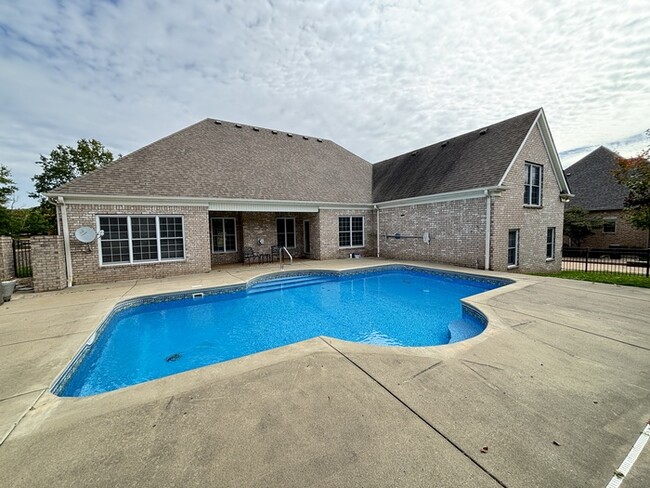 Building Photo - Somerset Downs home off Long Hollow Pike w...