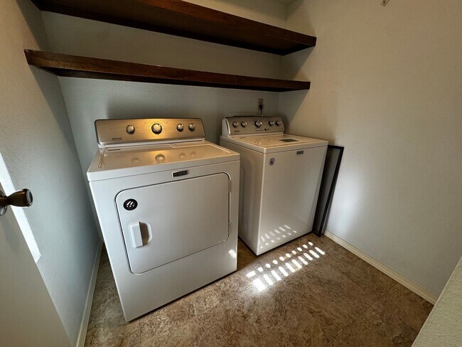 Building Photo - 2 Bedroom 2 bath plus loft and one car garage.