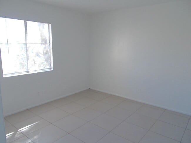 Building Photo - Charming 2-Story 3 Bedroom Townhome