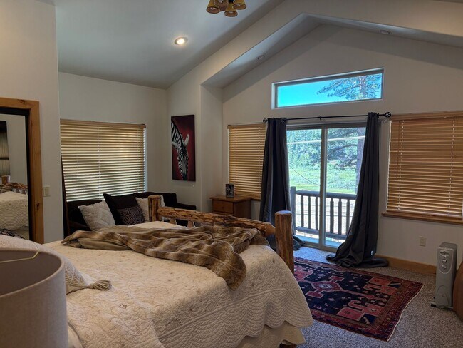 Building Photo - Large furnished mountain home
