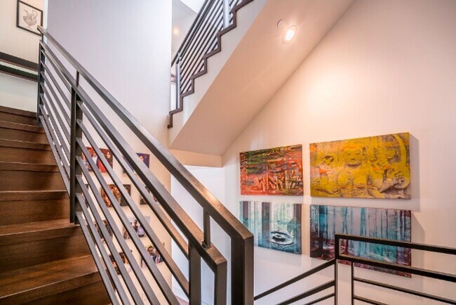 Building Photo - Stunning Multi-Level Penthouse 2 bed - 2.5 bath in Fabulous Beverly Hills Location