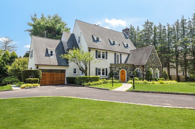 Building Photo - 30 Park Dr N