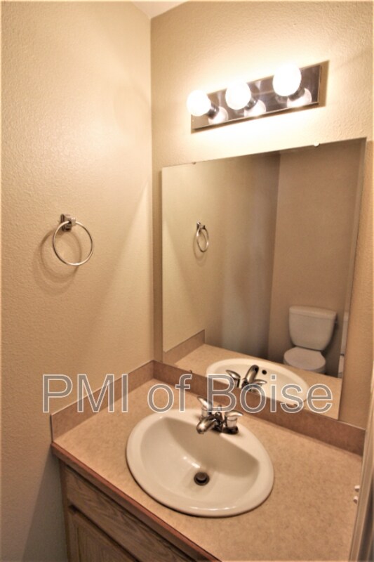 Building Photo - 1031 E Iowa Ave