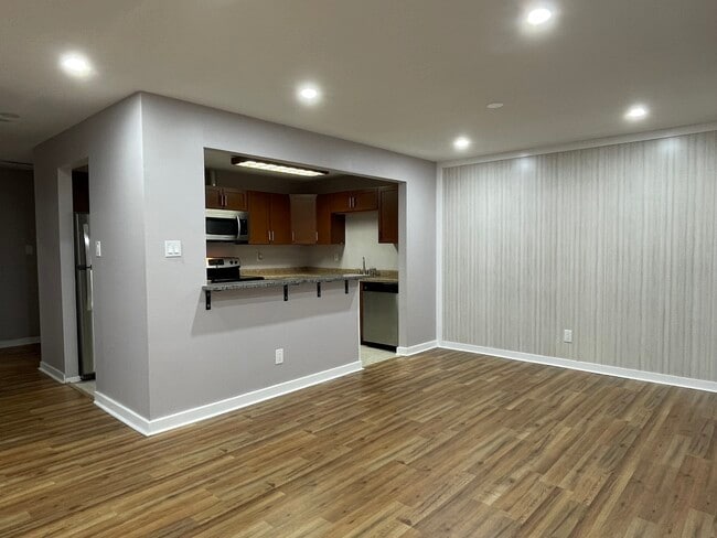 Building Photo - 803 Garden Cir