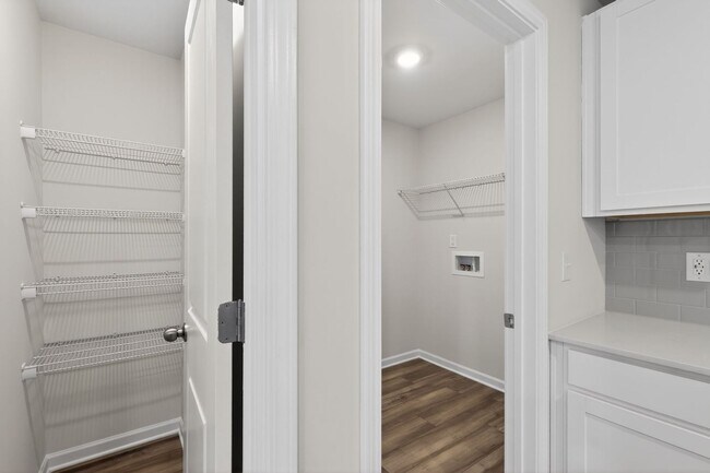 Building Photo - Spacious 5BR House in Statesville